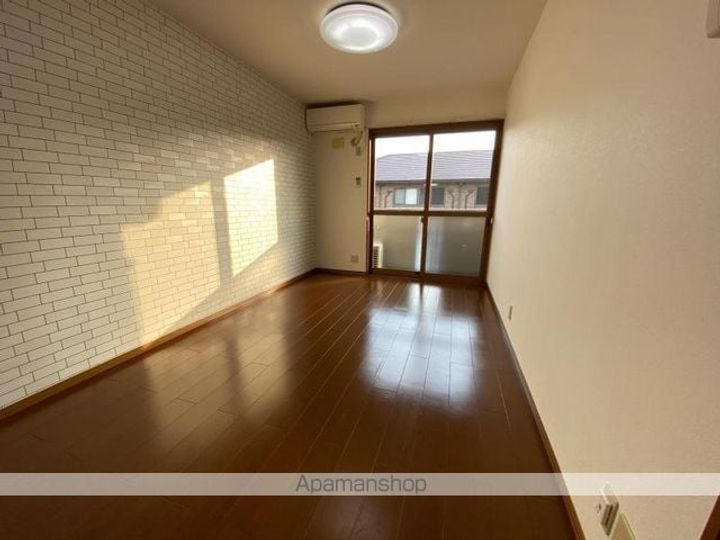 香川県高松市木太町の賃貸アパートの居間