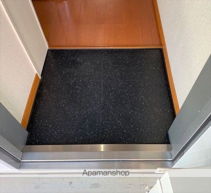 レオパレスレイクサイドの玄関