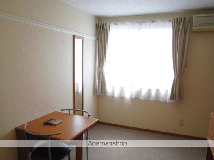 レオパレスCONFIDENCEの居間