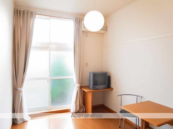 神奈川県横浜市神奈川区三ツ沢中町の賃貸アパートの居間