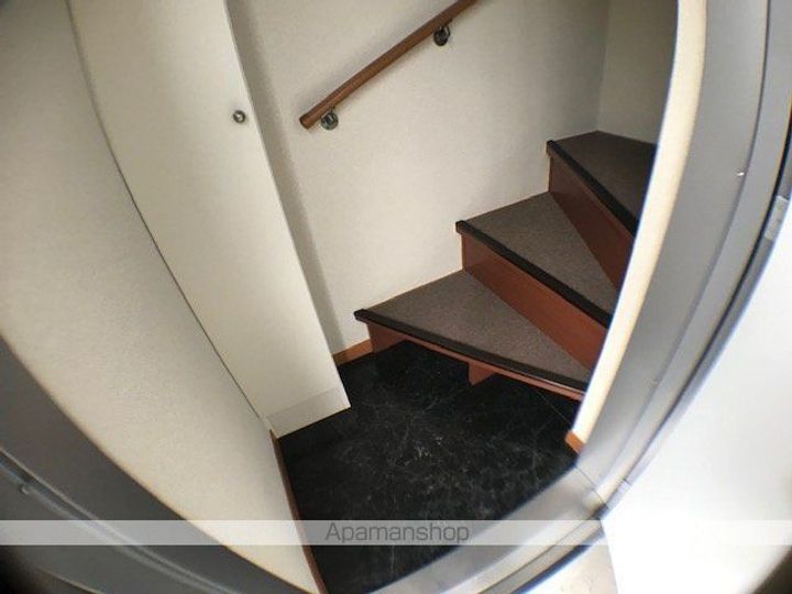 レオパレス小町塚202の玄関