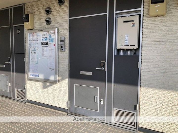 レオパレスコトー ブロンの玄関