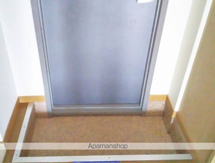 レオパレスフローラの玄関