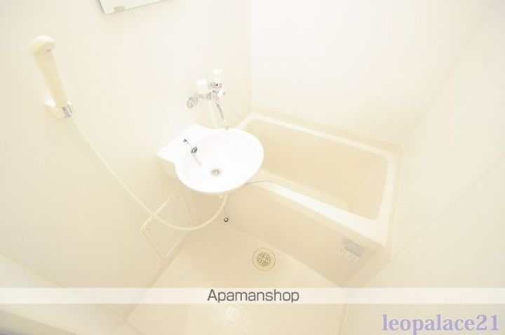 神奈川県横浜市神奈川区三ツ沢中町の賃貸アパートの風呂