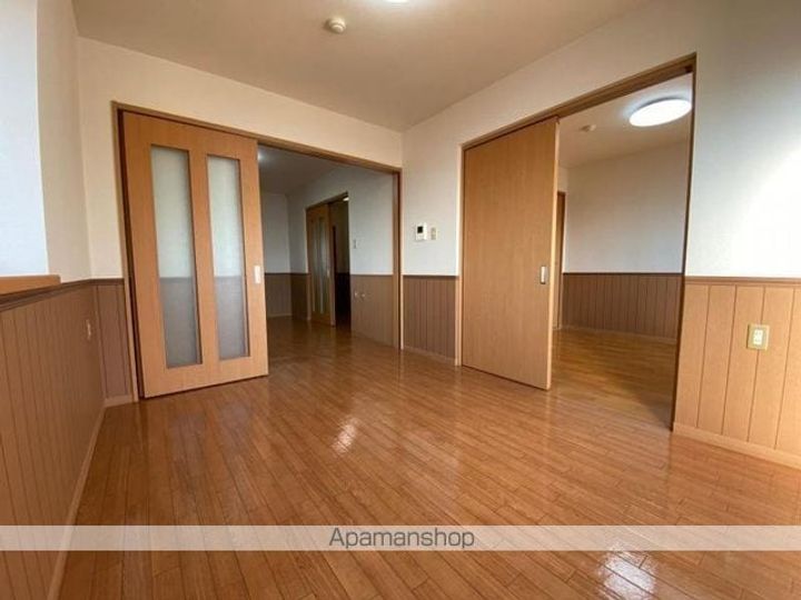 香川県高松市東山崎町の賃貸マンションの居間