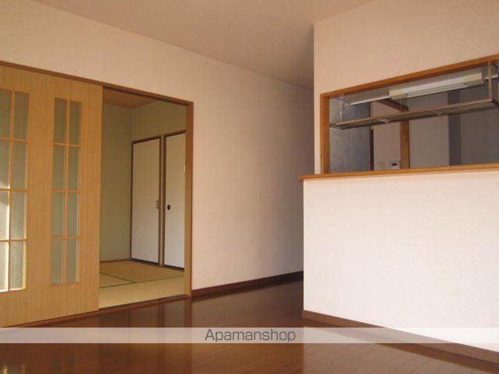 香川県坂出市横津町2丁目の賃貸マンションの居間