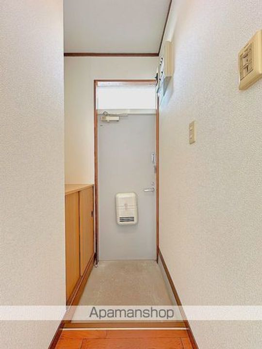 万世ハイツ101の玄関