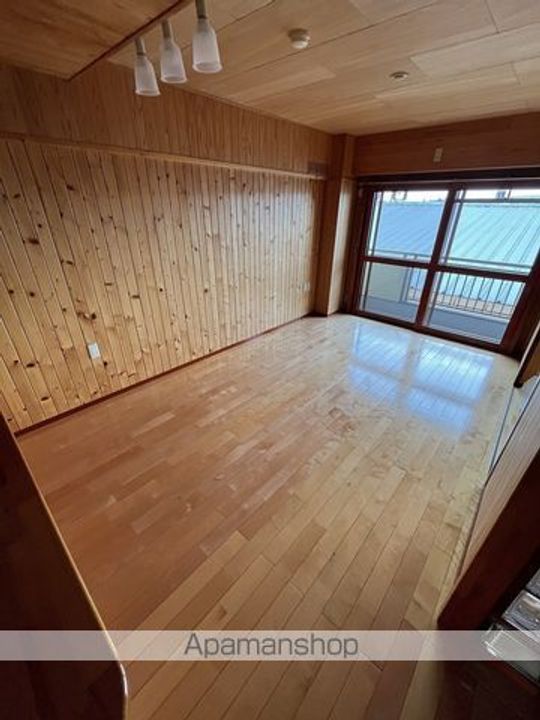 錦ビルの居間