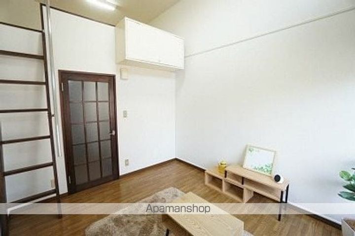 ウォールデン御門台A101の居間