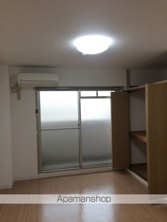 あいビル本町408の居間