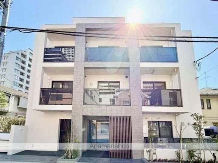 東京都渋谷区初台1丁目の賃貸マンションの外観