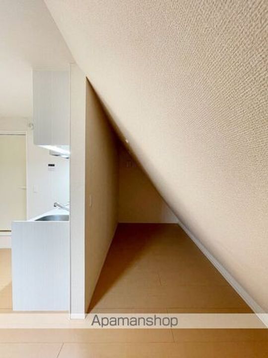 東京都新宿区中町の賃貸アパートの居間