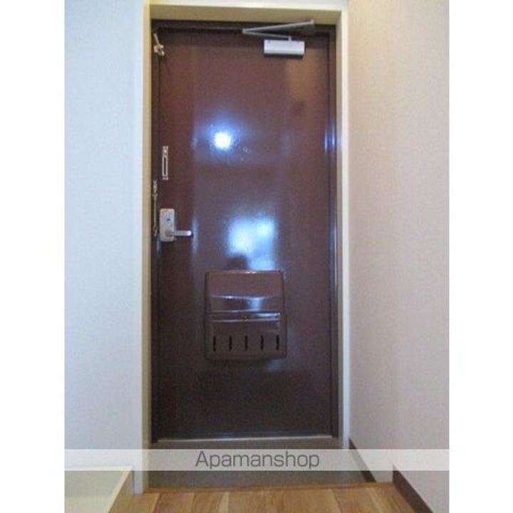 ファミーユ第2前川ビルの玄関