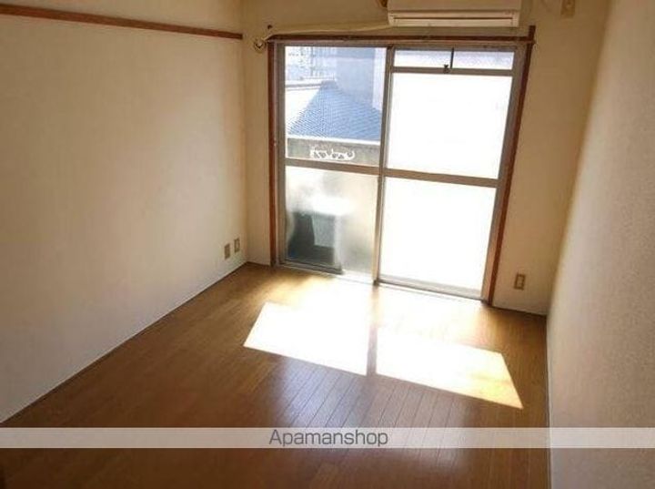 香川県高松市中央町の賃貸マンションの居間