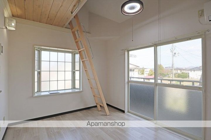 福島県郡山市安積町日出山字神明下の賃貸アパートの居間