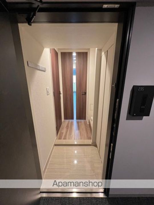 東京都新宿区百人町3丁目の賃貸マンションの玄関