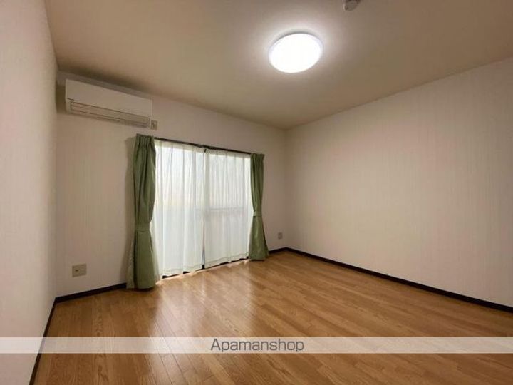 香川県高松市牟礼町原の賃貸マンションの居間