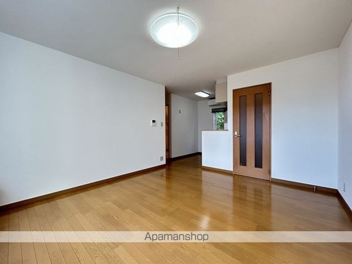 ラ・プラージュB棟101の居間