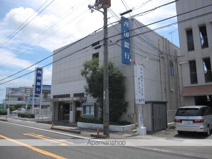 徳島県板野郡藍住町東中富字龍池傍示の賃貸アパートの周辺