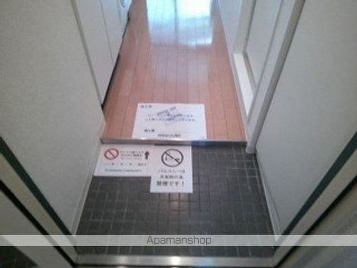 フェニックス西新宿5丁目弐番館の玄関