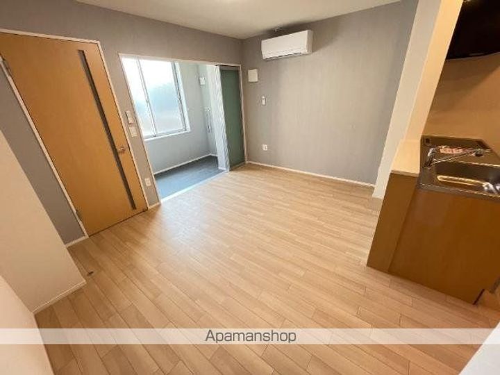 グランディール高屋敷B棟101の居間