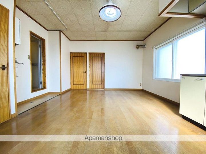 ファミール高野 1号館2F右の内装