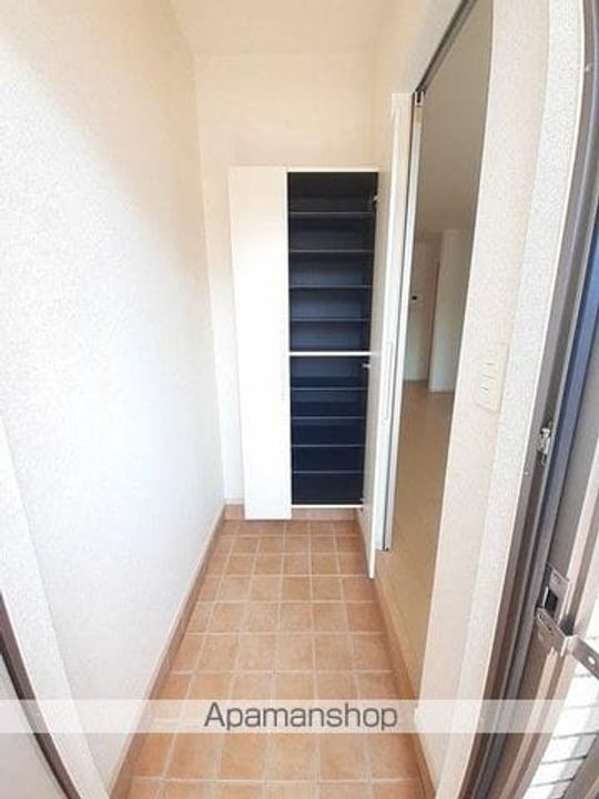 香川県高松市香西東町の賃貸アパートの玄関