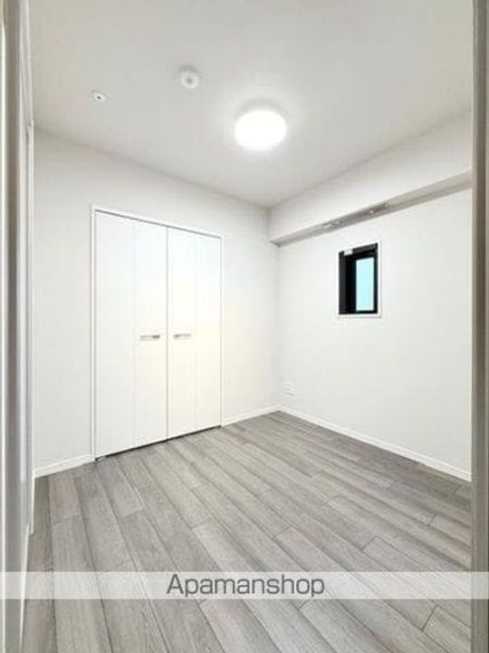東京都新宿区四谷三栄町の賃貸マンションの居間