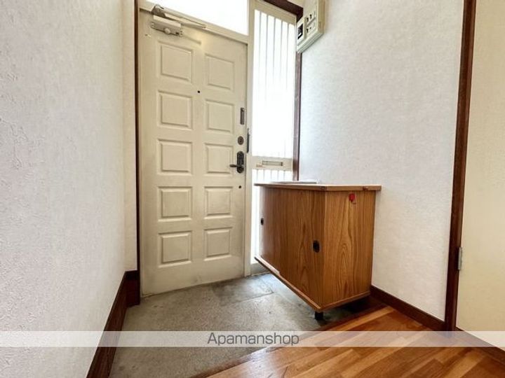 シャトークイーン2F右の玄関