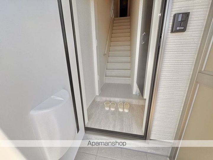 滋賀県東近江市小脇町の賃貸アパートの玄関