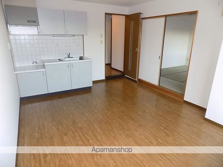 ハイネス西春302の居間