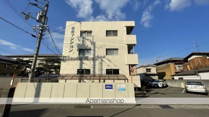 吉本マンション104の外観