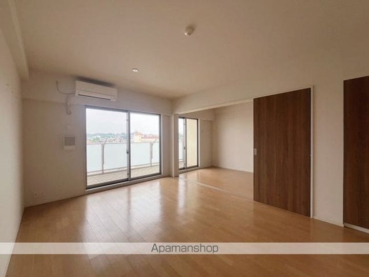 東京都八王子市子安町1丁目の賃貸マンションの居間