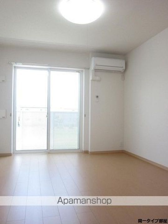 愛媛県新居浜市徳常町の賃貸アパート202の居間