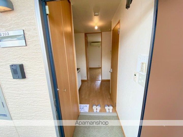 滋賀県東近江市沖野2丁目の賃貸アパートの玄関