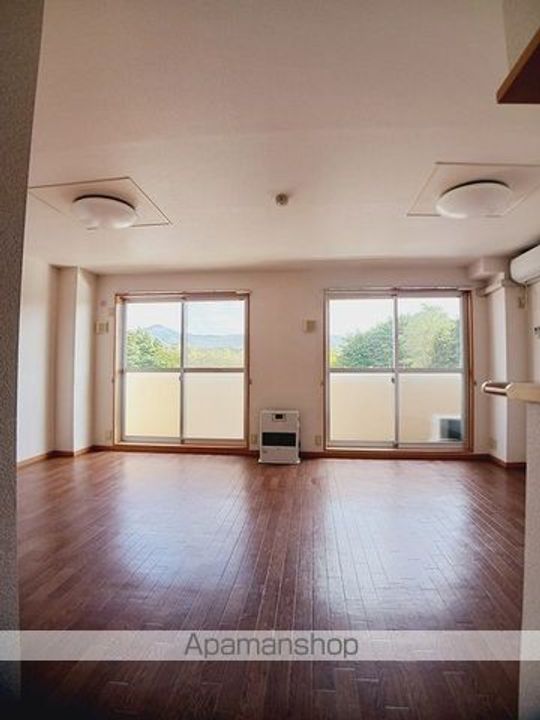 スプリングロードAKASAKAの居間