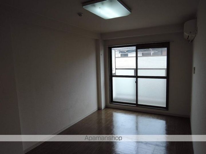 栄和マンション春木II402の居間