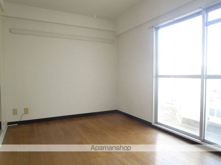 東京都中野区本町6丁目の賃貸マンションの居間