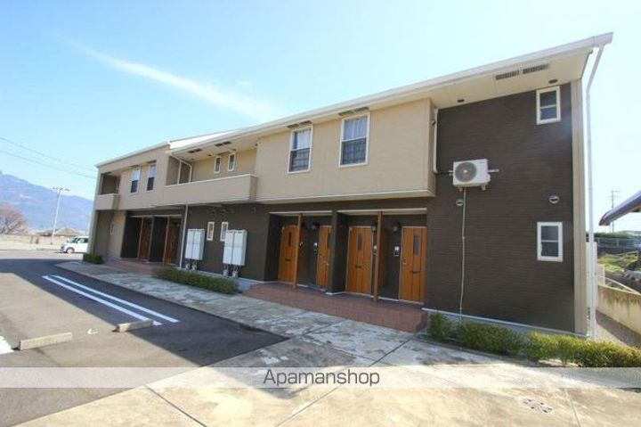 香川県高松市屋島東町の賃貸アパートの外観