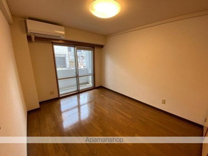 香川県高松市屋島西町の賃貸マンションの居間