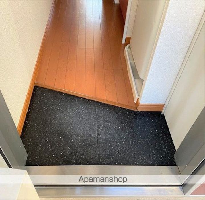 レオパレスワールド中和倉の玄関