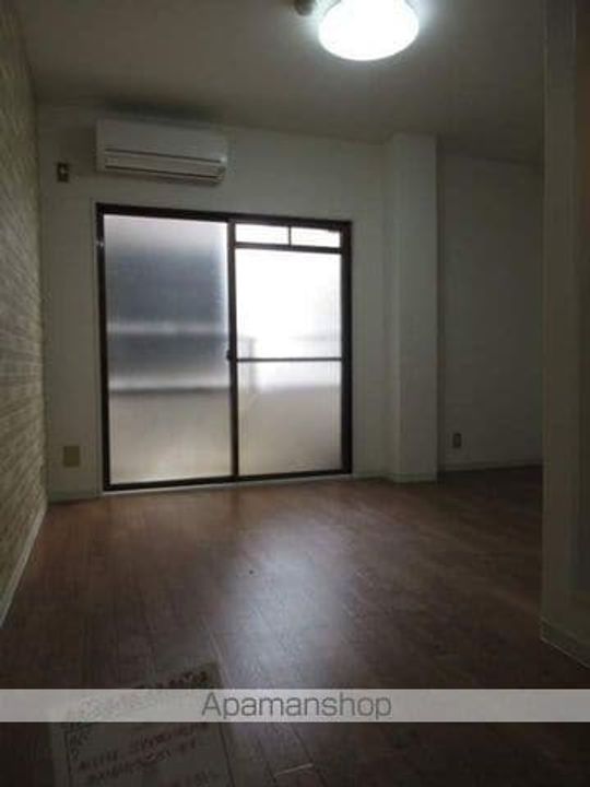 大阪府大阪市住吉区墨江4丁目の賃貸マンションの居間