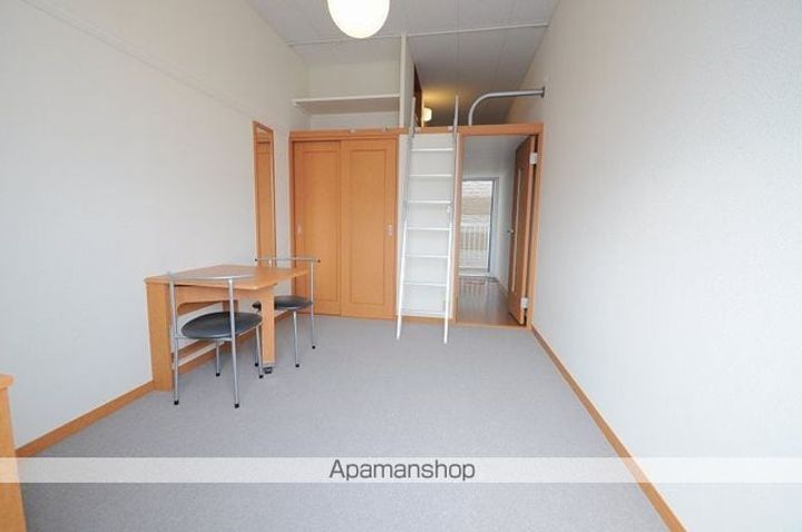 レオパレス比良201の居間