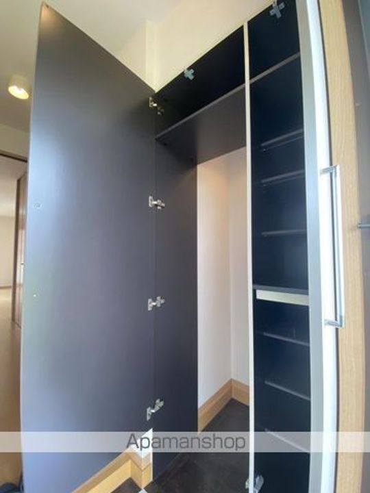 香川県高松市上福岡町の賃貸アパートの玄関