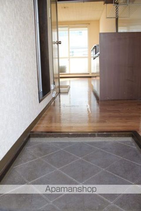 広島県福山市西町1丁目の賃貸アパートの玄関