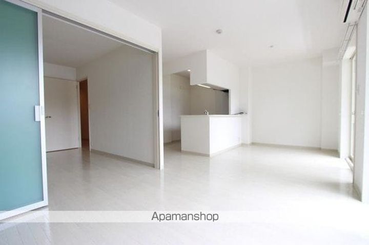 香川県高松市三条町の賃貸アパートの居間