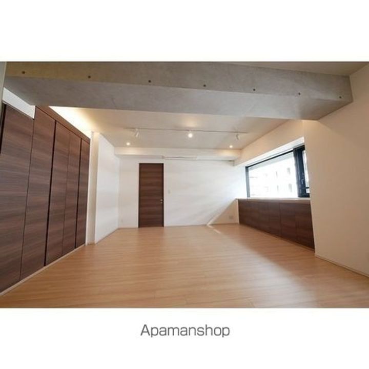 東京都新宿区新宿6丁目の賃貸マンションの居間