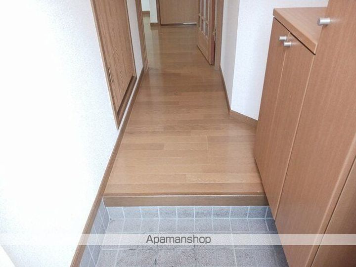 岐阜県各務原市那加桐野町1丁目の賃貸アパートの玄関