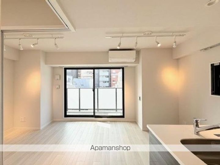 東京都新宿区四谷三栄町の賃貸マンションの居間