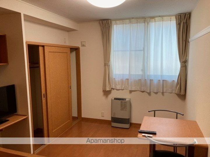 レオパレスWEST WING111の居間